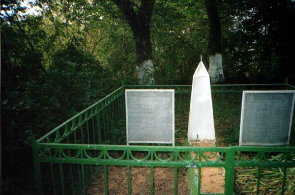 братская могила советских воинов.2004